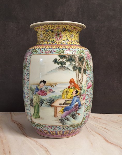 Lot 1294 - CHINESE VASE