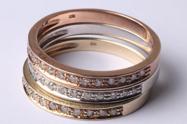 Lot 1012 - GOLD & DIAMOND RINGS