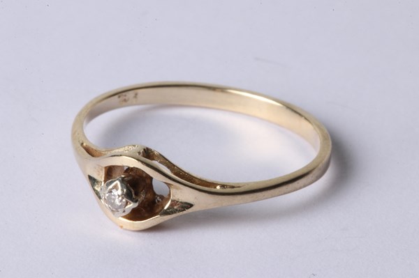 Lot 1019 - GOLD RING