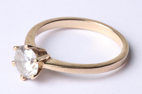 Lot 1022 - GOLD RING