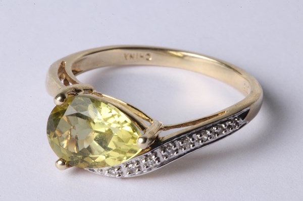 Lot 1016 - GOLD RING