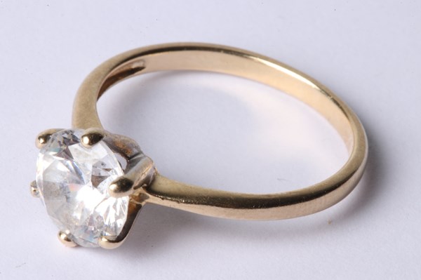 Lot 1021 - GOLD RING