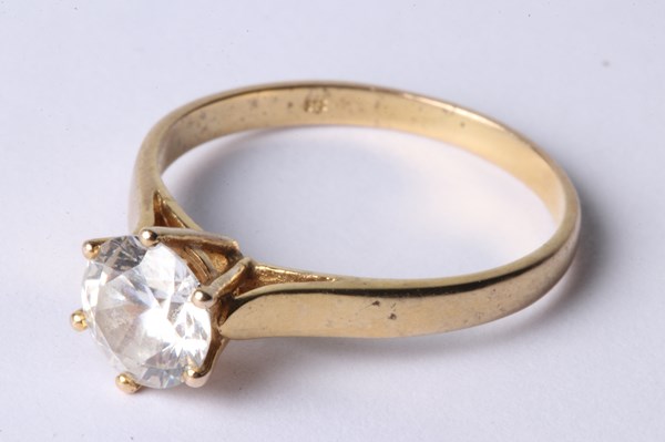 Lot 1014 - GOLD RING