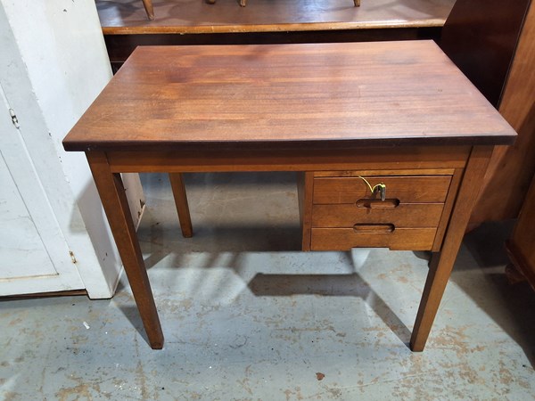 Lot 288 - STUDENT'S DESK