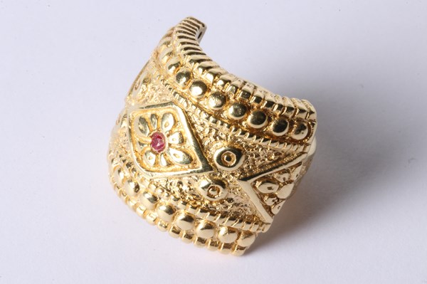 Lot 1007 - GOLD RING