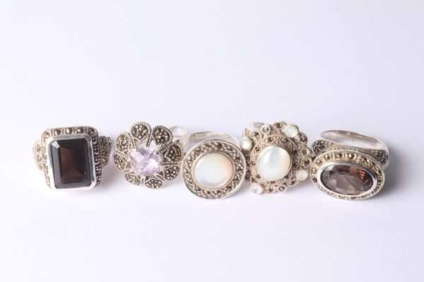 Lot 1050 - SILVER RINGS