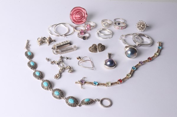 Lot 1054 - JEWELLERY