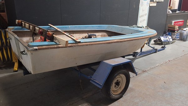 Lot 6 - FIBREGLASS BOAT