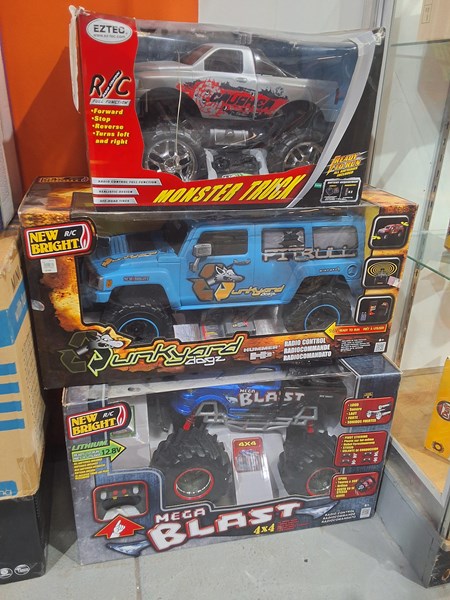 Lot 326 - MONSTER TRUCKS