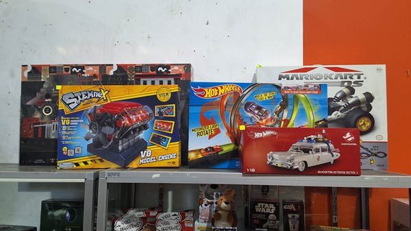 Lot 329 - TOYS