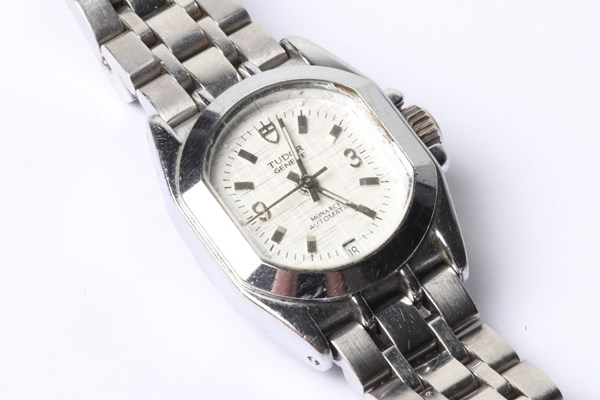 Lot 1055 - WRIST WATCH