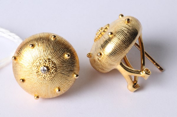 Lot 1027 - GILT EARRINGS