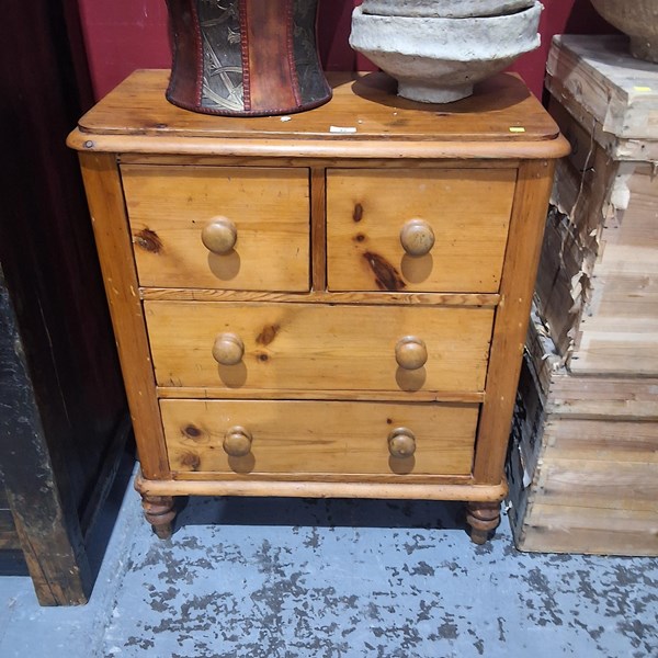 Lot 42 - CHEST OF DRAWERS