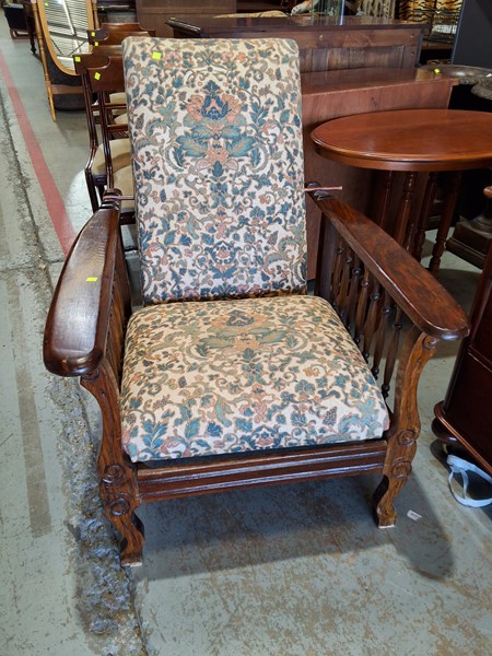 Lot 109 - MORRIS CHAIR