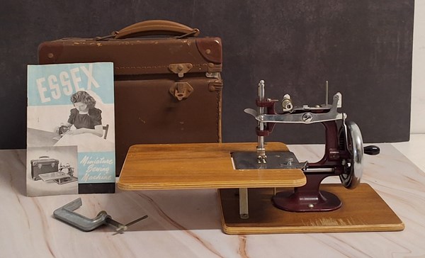 Lot 1273 - MINIATURE SEWING MACHINE