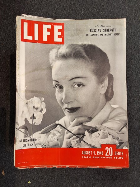 Lot 1243 - LIFE MAGAZINES