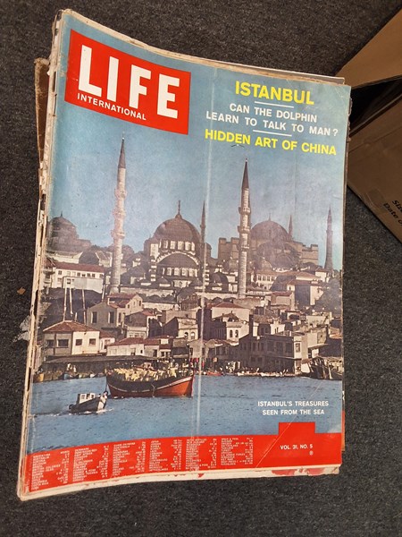 Lot 1240 - LIFE MAGAZINES