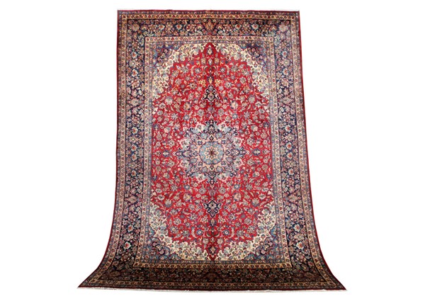 Lot 35 - PERSIAN ISFAHAN RUG