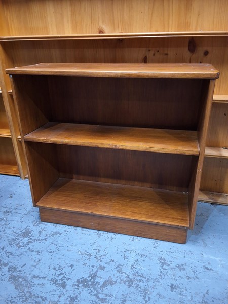 Lot 93 - BOOKSHELF