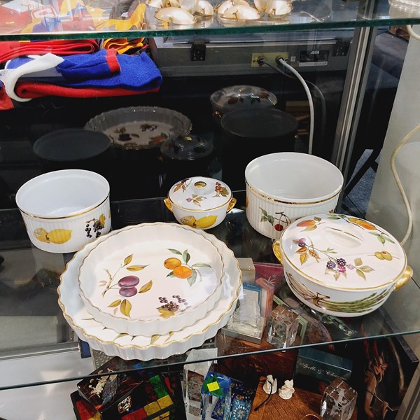 Lot 1327 - ROYAL WORCESTER SERVINGWARE