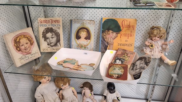 Lot 1305 - SHIRLEY TEMPLE COLLECTABLES