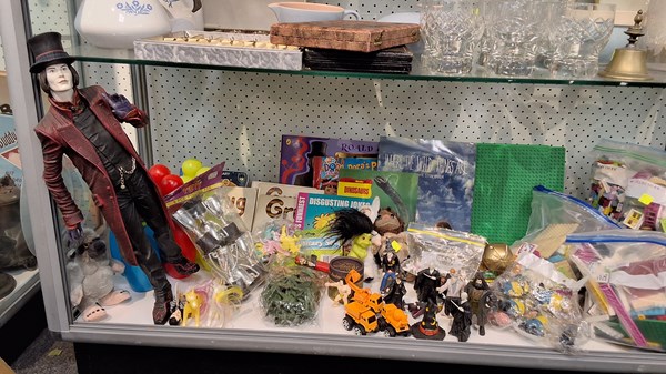 Lot 1256 - TOYS & BOOKS