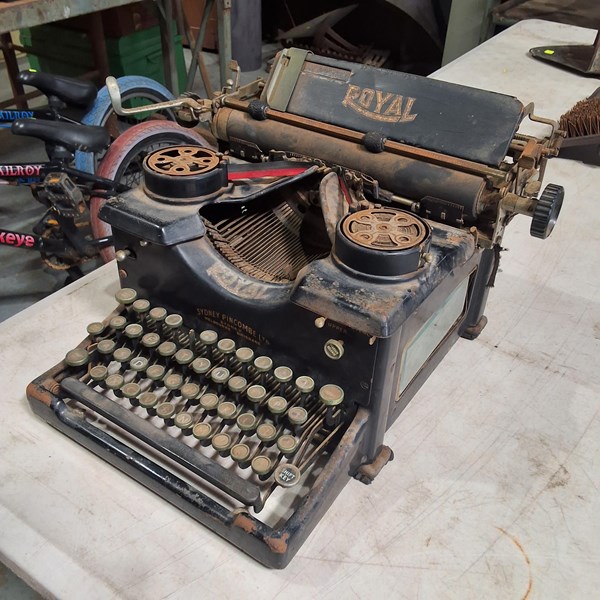 Lot 173 - TYPEWRITER