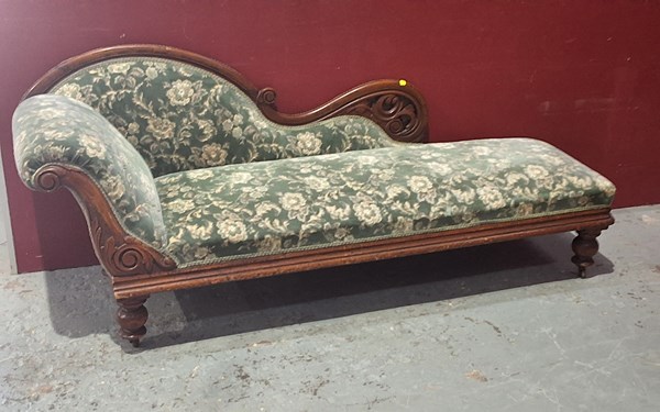 Lot 16 - CHAISE LOUNGE