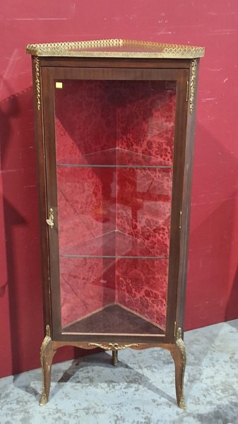 Lot 135 - VITRINE CABINET