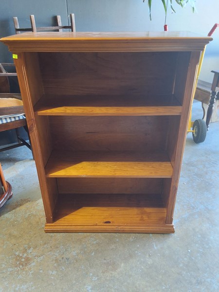 Lot 67 - BOOKSHELF