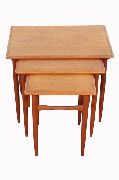 Lot 85 - NEST OF TABLES