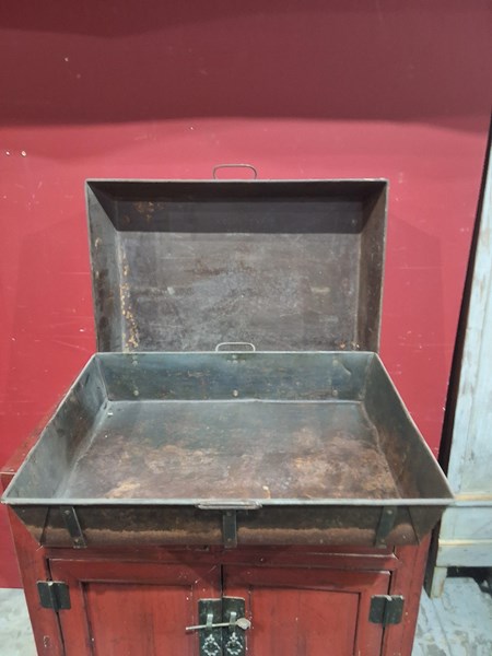 Lot 97 - TRAYS