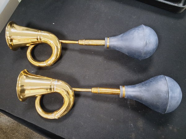 Lot 1305 - VINTAGE STYLE CAR HORNS