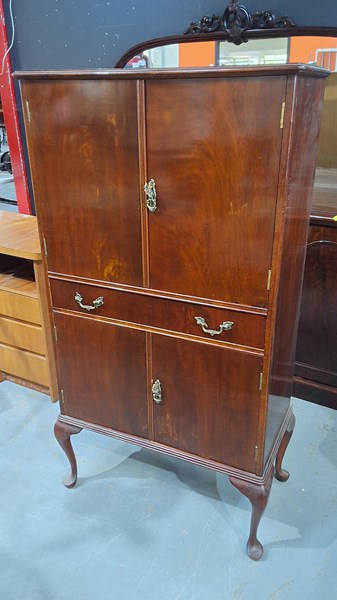 Lot 121 - DRINKS CABINET