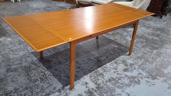 Lot 194 - DINING TABLE