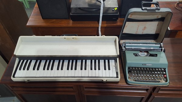 Lot 339 - TYPEWRITER AND KEY BOARD