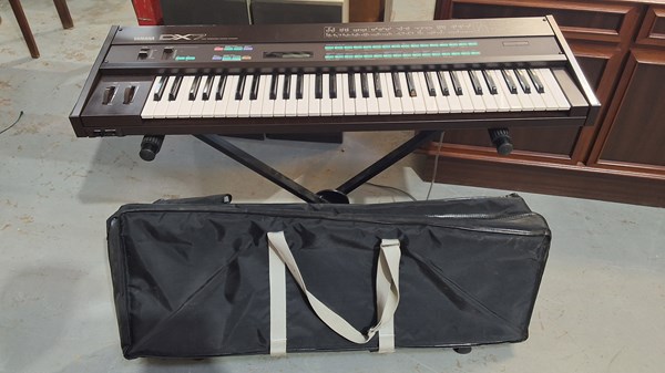 Lot 327 - YAMAHA KEYBOARD