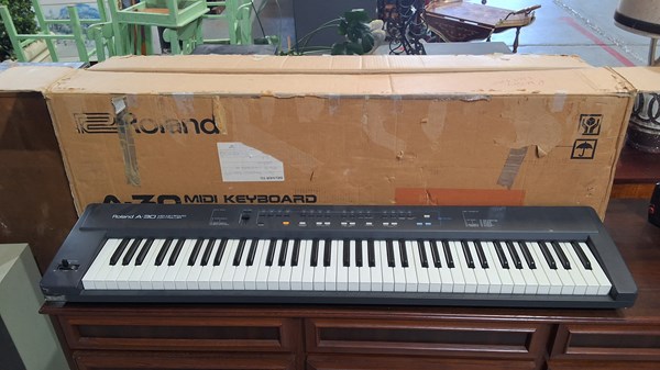 Lot 335 - ROLAND KEYBOARD