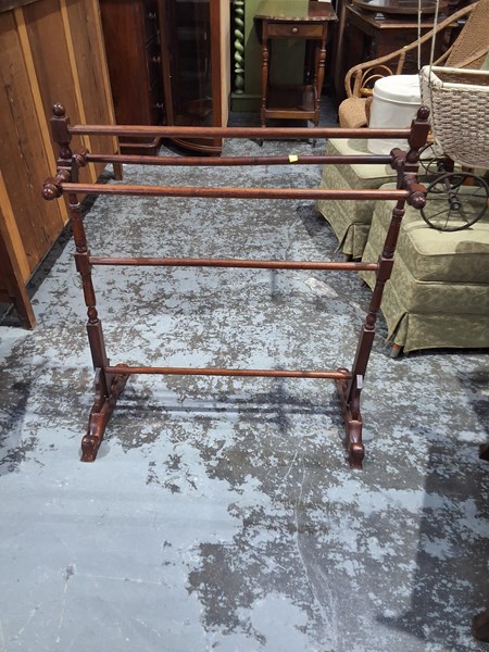 Lot 193 - TOWEL RAIL