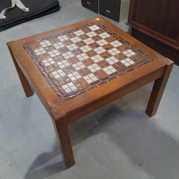 Lot 226 - COFFEE TABLE