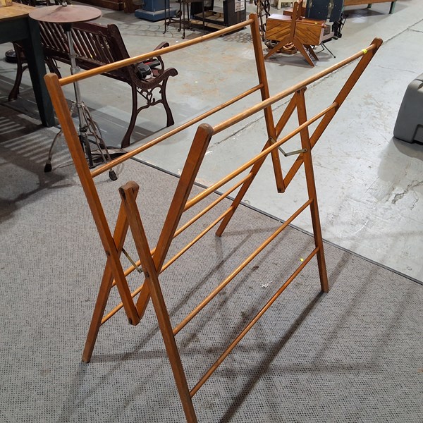 Lot 275 - DRYING RACK