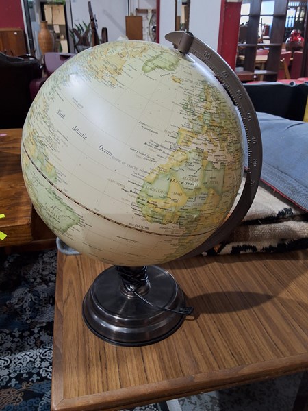 Lot 145 - WORLD GLOBE