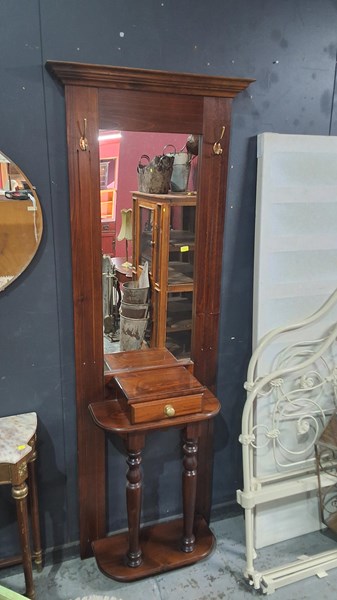 Lot 69 - HALLSTAND