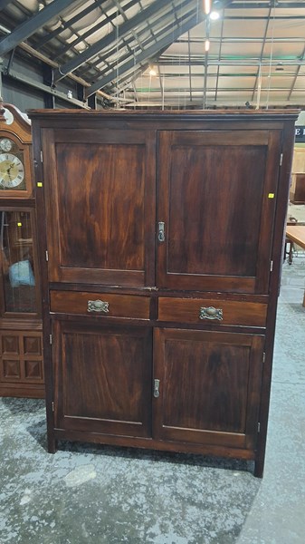 Lot 180 - FOOR CUPBOARD