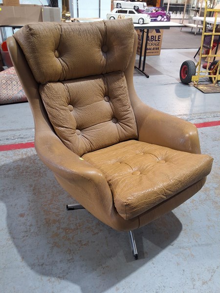 Lot 304 - LOUNGE CHAIR