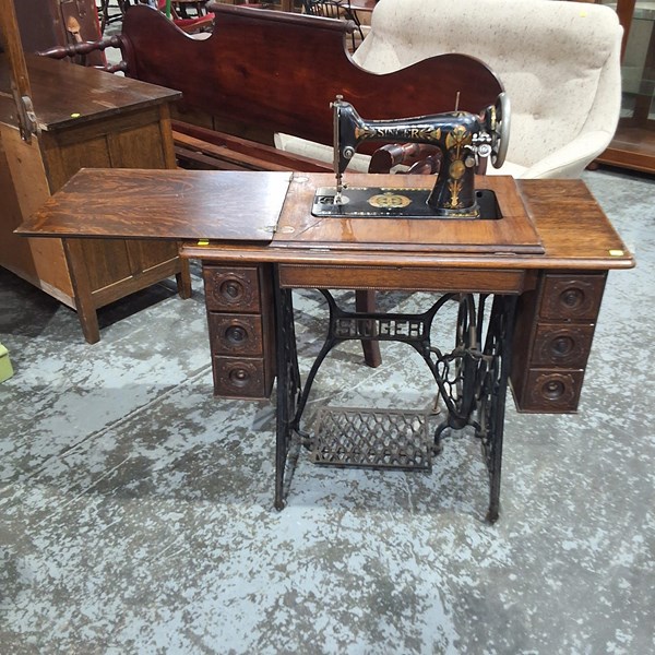 Lot 175 - SEWING MACHINE