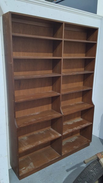 Lot 316 - BOOKSHELF