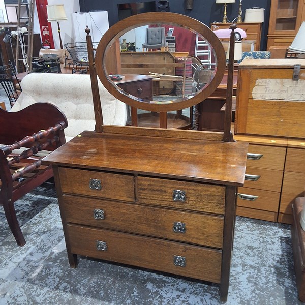 Lot 134 - DRESSING CHEST