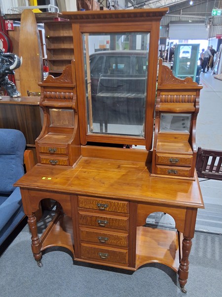 Lot 282 - DRESSING TABLE