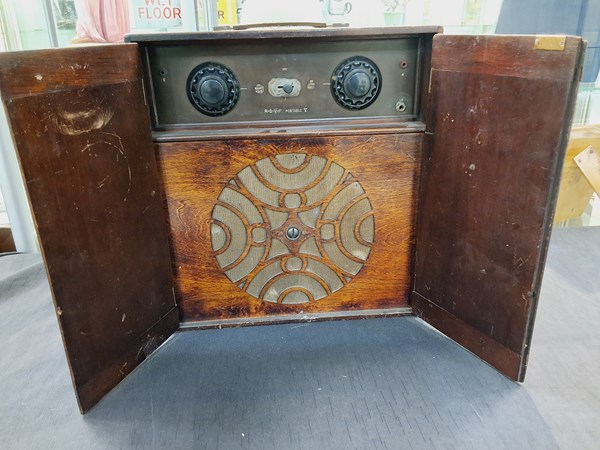 Lot 1373 - VINTAGE RADIO